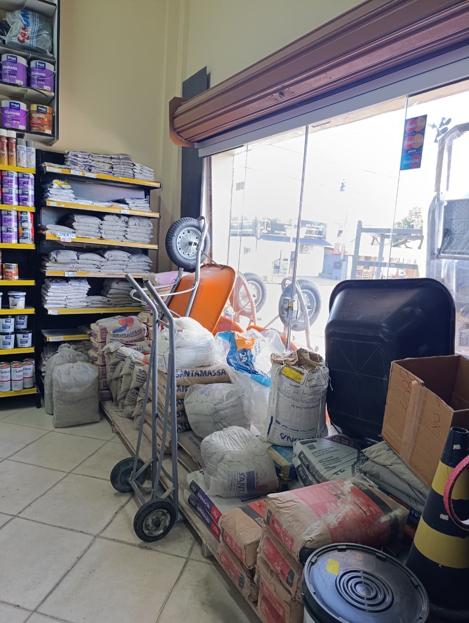 Materiais para obra e reforma com sacos e carrinho na VHB Ferragem