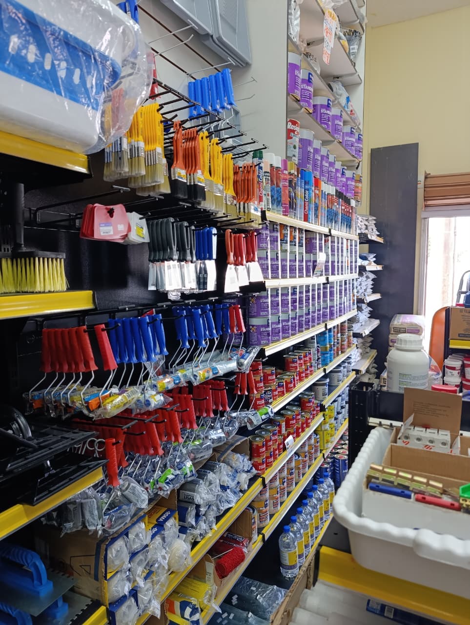 Corredor de pintura com rolos, pincéis, tintas e acessórios na VHB Ferragem