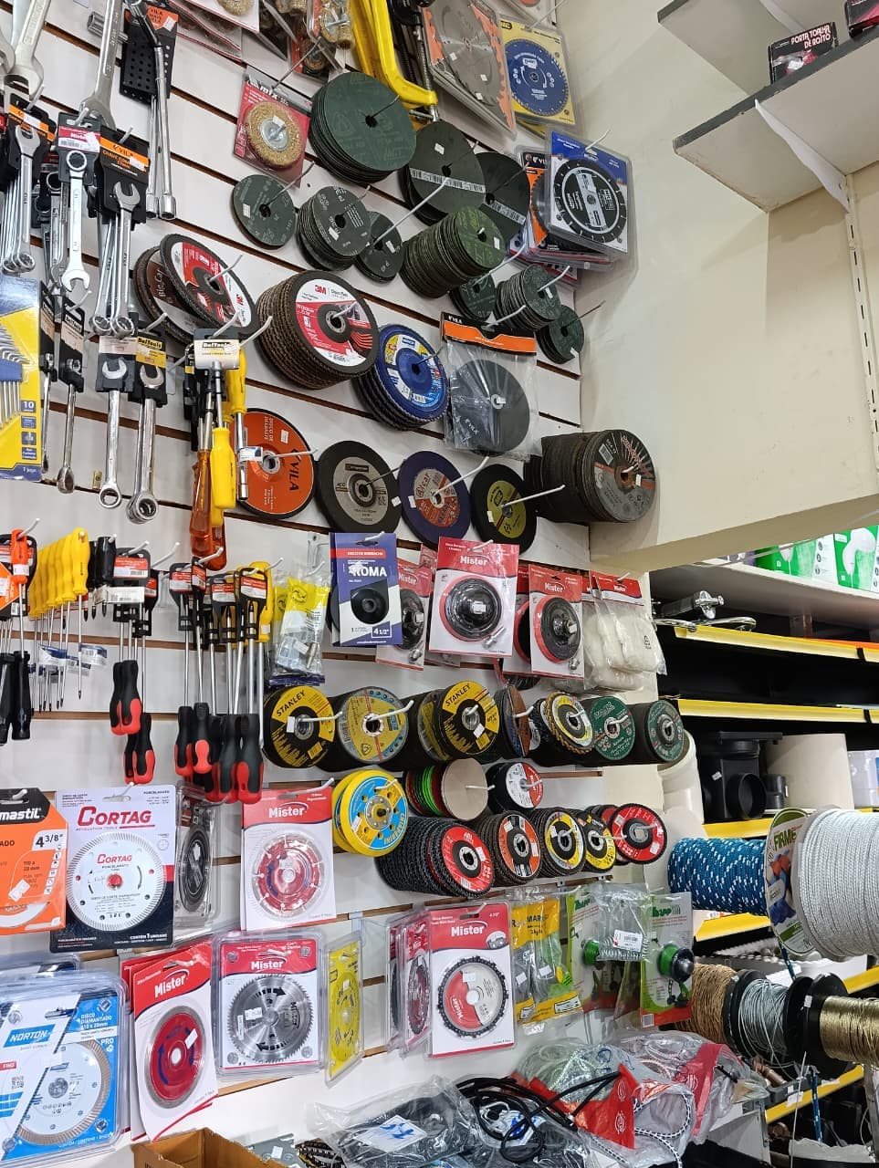 Parede com discos de corte, desbaste, lixas e abrasivos na VHB Ferragem